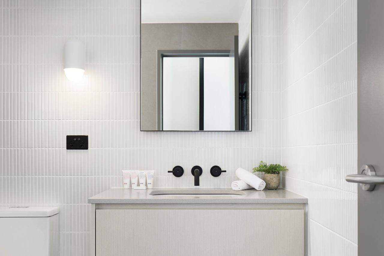 Art Series - The Chen Бокс Хил Екстериор снимка Bathroom with white subway tiles