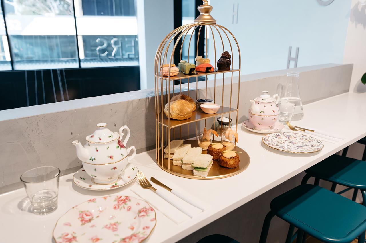 Art Series - The Chen Бокс Хил Екстериор снимка Afternoon tea at the British Airways Galleries lounge at London Heathrow Airport
