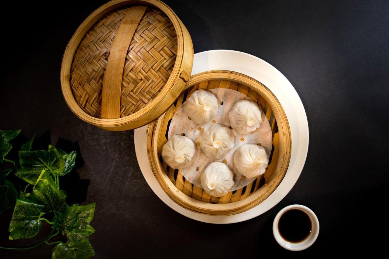 Art Series - The Chen Бокс Хил Екстериор снимка A steamer with dim sum